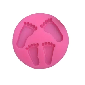 Rosa Silikonform mit vier Babyfuß Motiven für Kuchendekoration Schokolade und Tonhandwerk.