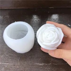 Vue détaillée du moule en silicone rose, montrant la forme souple et la rose blanche.