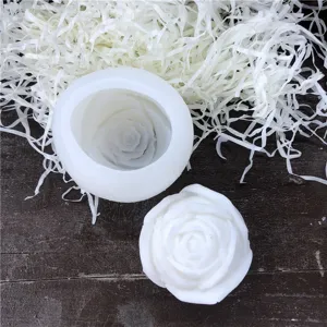 Vue rapprochée et détaillée du moule à rose en silicone blanc et de la bougie finie.