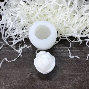 Vue detaillee du moule a rose en silicone, materiau souple pour bougies et glacons.