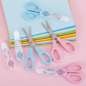 Schattige veiligheidsschaar set met gekleurde papierachtergrond, ideaal voor school en knutselen.