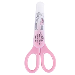 Roze kinderveiligheidsschaar met schattige beschermhoes, kunststof handvat voor studentenwerk.