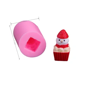 Detailansicht der rosa Silikonkerzenform und des süßen Schneemann-Erdbeerkuchen-Displays.