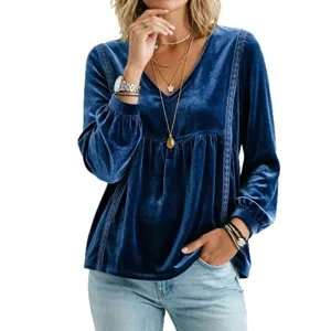 Camicia in velluto blu manica lunga scollo V dettaglio, pizzo elegante, vestibilità comoda.