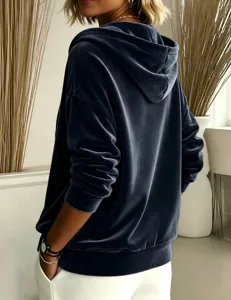 Detailansicht des lässigen einfarbigen Samt-Kapuzensweatshirts für Damen in Dunkelblau.