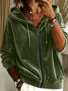 Grüner Samt-Kapuzenpullover Detail mit Reißverschluss, weicher Textur und verstellbarer Kordel.