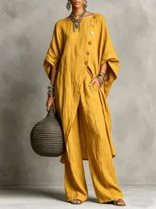 Nahaufnahme des eleganten senfgelben asymmetrischen Leinentunika und Hosen Outfits.