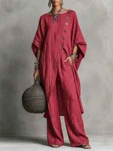 Detailaufnahme des asymmetrischen Leinen-Tunika- und Hosensets für Damen in dunklem Rot.