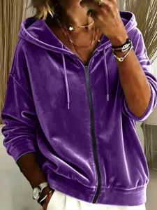 Detailaufnahme des violetten Samt Kapuzenpullovers mit Reissverschluss und praktischer Kordel.