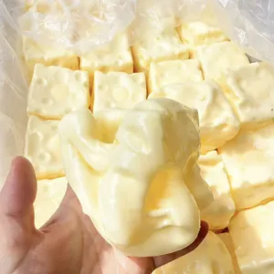 Detailansicht einer Hand, die ein weiches, realistisches käseförmiges TPR-Squishy-Spielzeug drückt