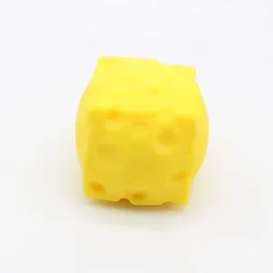 Primer plano de un juguete antiestrés de cubo de queso amarillo con texturas realistas
