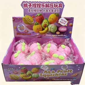 Verkaufsbox gefüllt mit süßen pfirsichförmigen Squishy-Spielzeugen zum Stressabbau