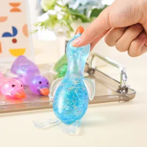 Detailaufnahme eines blauen, glitzernden Enten-Quetschspielzeugs zum Stressabbau