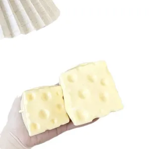 Realistisches Käse-Stressabbau-Spielzeug, 7 cm groß, bequem in der Hand gehalten.