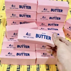 Detailansicht eines rosa weichen Butter-Squishy-Spielzeugs in der Hand gehalten