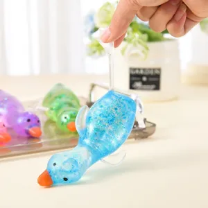 Nahaufnahme eines blauen glitzernden Quetschspielzeugs, das die Elastizität zeigt.