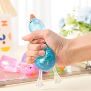 Nahaufnahme eines blauen Glitzer-Enten-Stressspielzeugs, das mit der Hand gedrückt wird