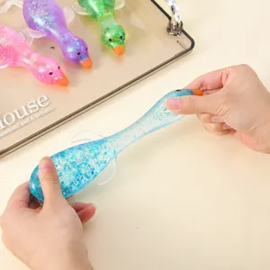 Nahaufnahme eines glitzernden blauen Malzzucker-Enten-Stressspielzeugs, das gedehnt wird