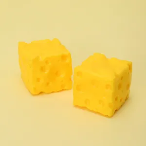 Juguete antiestrés cubo de queso amarillo realista y creativo