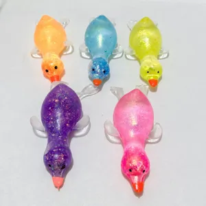 Nahaufnahme von fünf bunten, glitzernden Enten-Antistress-Spielzeugen zur Entspannung.