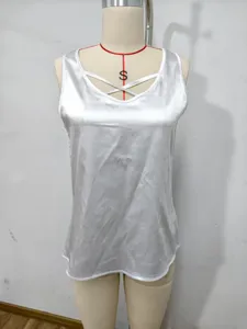 Débardeur sans manches en satin blanc pour femmes, col V avec brides croisées.