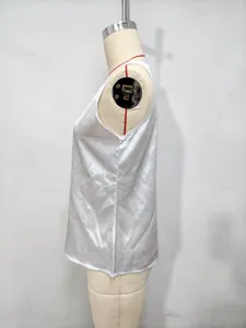 Vue latérale détaillée du élégant débardeur sans manches en satin et soie unicolore.