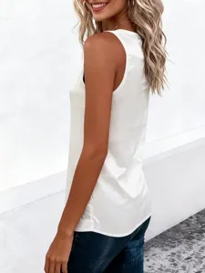 Détail top sans manches en satin col V, texture de tissu lisse, vêtement élégant.