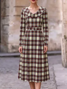 Elegantes Langarm Karo Maxikleid mit stilvollem Wasserfallausschnitt und tailliertem Schnitt.
