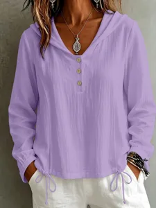 Vista dettagliata della camicia casual in tinta unita con cappuccio e maniche lunghe donna.