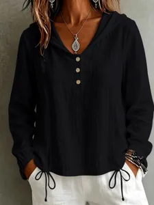 Vista ravvicinata dettagliata della camicia da donna con cappuccio a maniche lunghe.