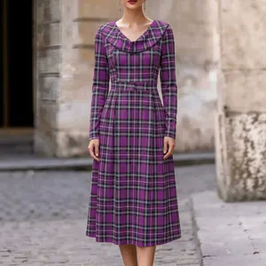 Elegantes lila Karo Langarm Midikleid mit stilvollem Kragen und Taillengürtel für Damen.