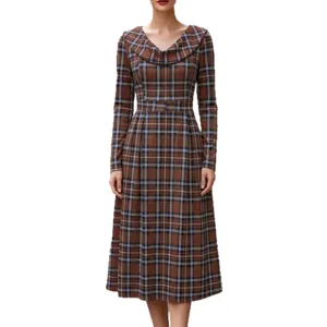 Elegantes braunes kariertes Langarmkleid mit Retro-Kragen und feminine Midirock-Silhouette.