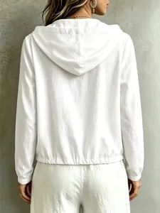 Vista posteriore dettagliata di un top casual bianco con cappuccio e maniche lunghe, tessuto.