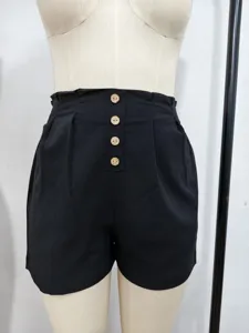 Detailansicht schwarzer Damen-High-Waist-Shorts mit gerafftem Elastikbund und Holzknöpfen.