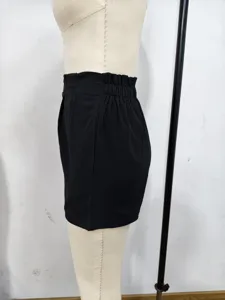 Seitenansicht Detail schwarze Damen Shorts mit hoher Taille und elastischem Bund.