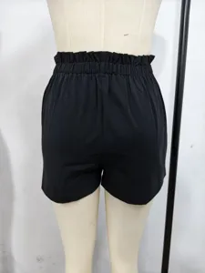 Rückseitige Detailansicht von schwarzen High-Waist Paperbag Sommer Damenshorts.