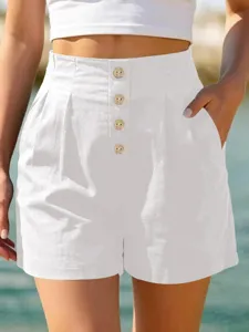 Nahaufnahme der hohen weißen Freizeitshorts für Damen mit Frontknöpfen und Seitentaschen.