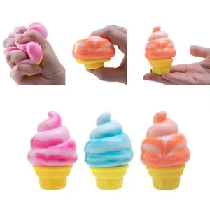 Demonstration der bunten Eiscreme-Anti-Stress-Spielzeuge beim kräftigen Quetschen.
