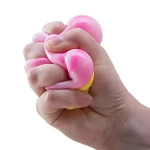 Nahaufnahme einer Hand, die ein rosa Eiscreme-Hörnchen-Stressabbau-Squishy-Spielzeug drückt