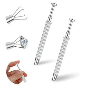 Vue detaillee de l'outil de ramassage de pierres precieuses en acier inoxydable a quatre griffes.