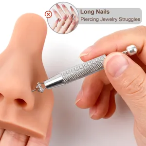 Outil de percage en acier inoxydable pour manipuler facilement les boucles doreilles.