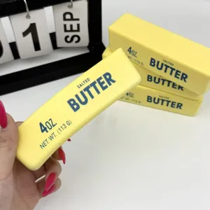 Detailansicht eines realistischen Butterstick-Squishy-Spielzeugs zum Stressabbau