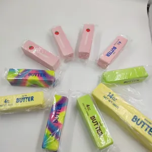 Detailansicht verschiedener bunter, butterförmiger Squishy-Spielzeuge zum Stressabbau