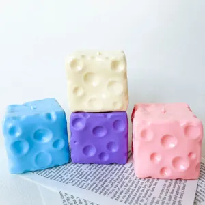 Detaillierte Makroansicht von vier bunten Käse-Slow-Rebound-Quetsch-Fidget-Spielzeugen