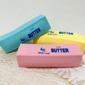 Nahaufnahme bunter Quetschspielzeuge in Form von Butterstangen mit Textur und Druck
