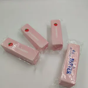 Nahaufnahme von rosa Butter-Squishy-Spielzeug mit Erdbeerduft zur Entspannung