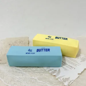 Nahaufnahme von realistischen Butter-Quetschspielzeugen in Blau und Gelb.