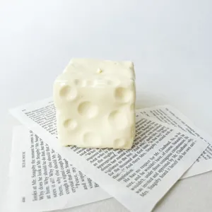 Detailansicht eines cremefarbenen Käse-Squishy-Spielzeugs mit realistischer langsamer Rückfederung