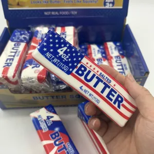 Nahaufnahme eines realistischen Butterstick-Squishy-Spielzeugs mit Textur- und Verpackungsdetails
