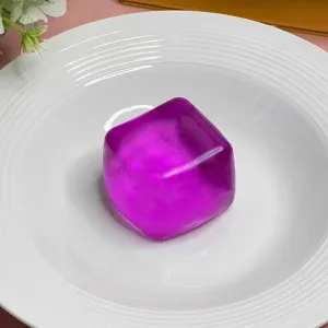 Nahaufnahme eines lila durchsichtigen Eiswürfel-Squishy-Spielzeugs zum Stressabbau